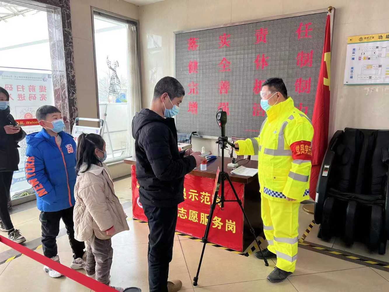1月25日,羅山服務(wù)區(qū)黨員干部嚴(yán)格執(zhí)行疫情防控工作,指導(dǎo)司乘朋友速快掃碼,代查健康碼。李坤 攝.jpg