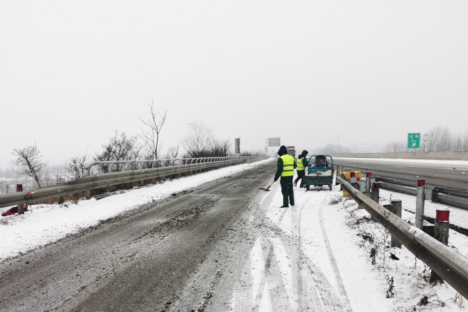 2月17號,澠池服務區積極開展除雪保通工作。張曉娜__.jpg