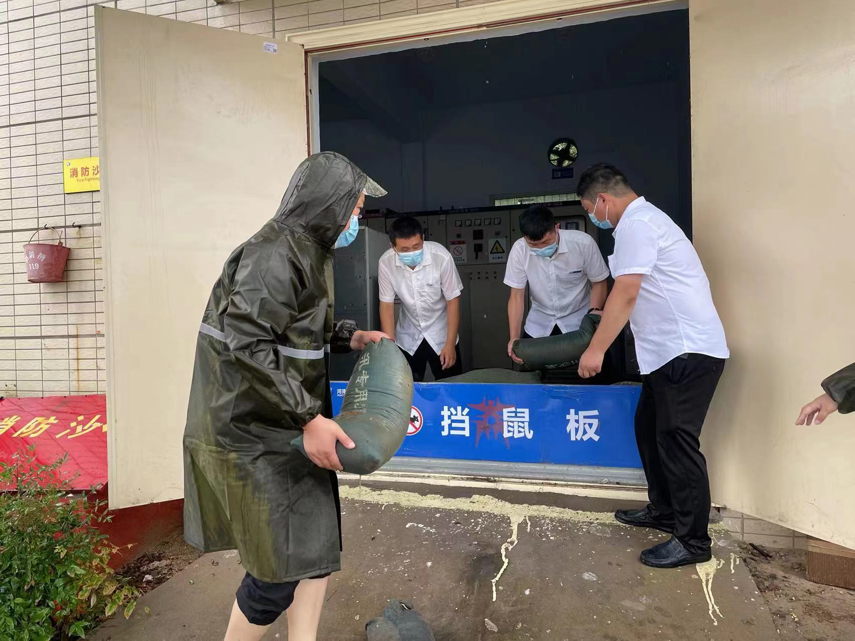 7月5日 商丘服務區放置沙袋、擋鼠板.jpg